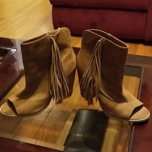 Open toe heeled shoe